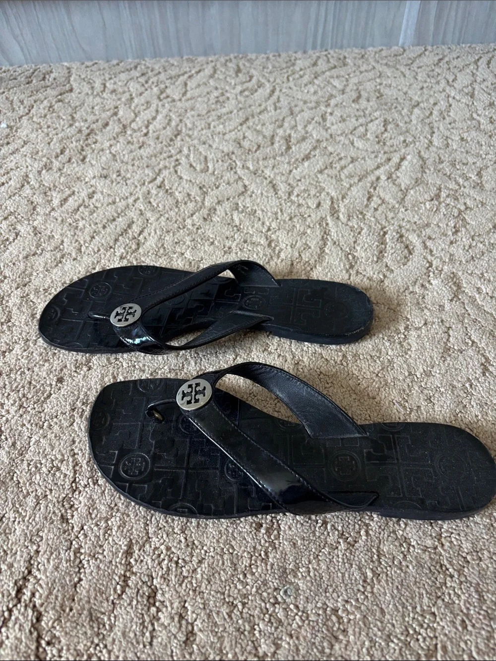 Tory Burch leather Flip-flop sandals w/ silver hardware - size 6
